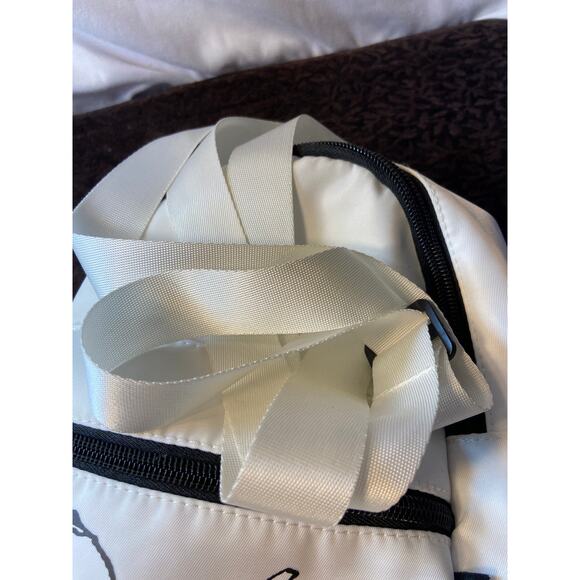 Snoopy mini crossbody/backpack - Picture 6 of 9